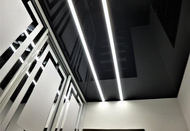 Натяжной потолок со световыми линиями в прихожую в Полоцке