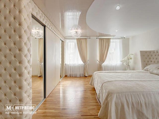 светлый бежевый комбинированный потолок в спальне
