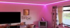 парящий розовый потолок с розовой подсветкой в зале фото