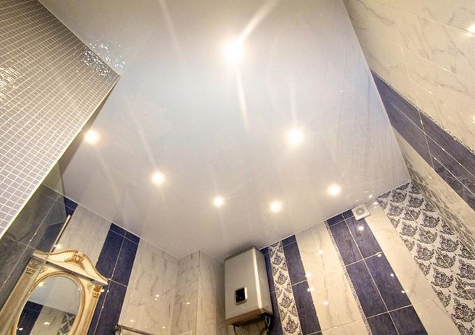 Картинка Белый глянцевый натяжной потолок ванна