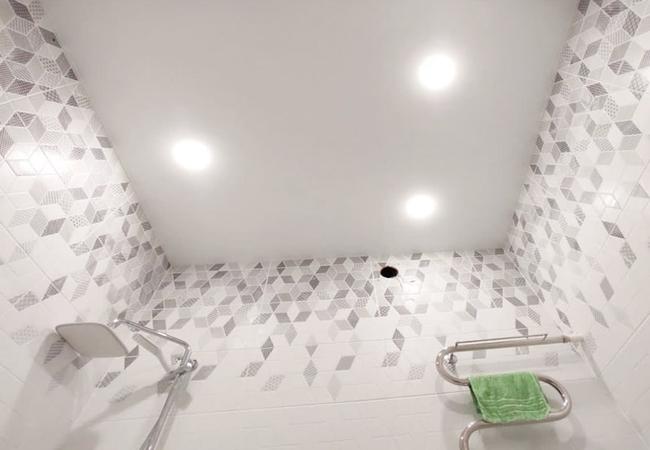 Двухуровневый потолок с подсветкой в ванной в Полоцке