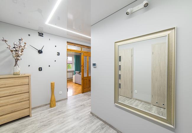 Потолок со световыми конструкциями в коридор - цена и фото