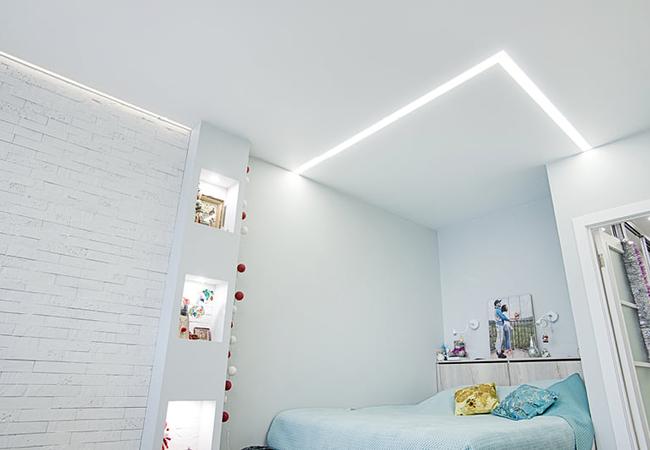 Матовый потолок с квадратной люстрой в детской комнате - цена и фото