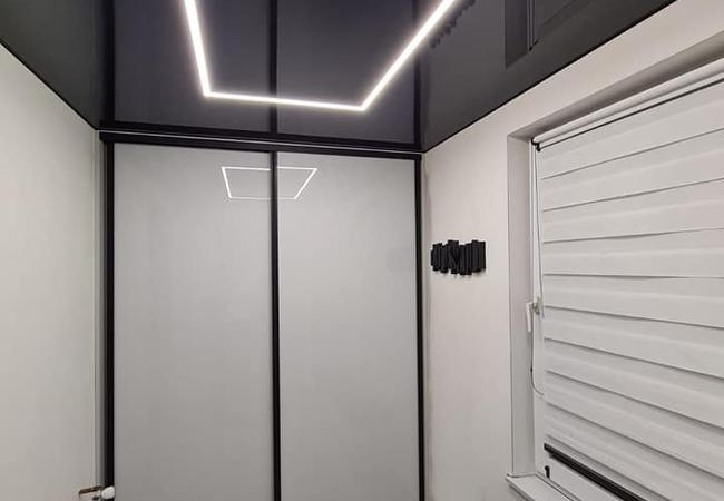 Натяжной потолок со световыми полосами в коридоре в Ивье