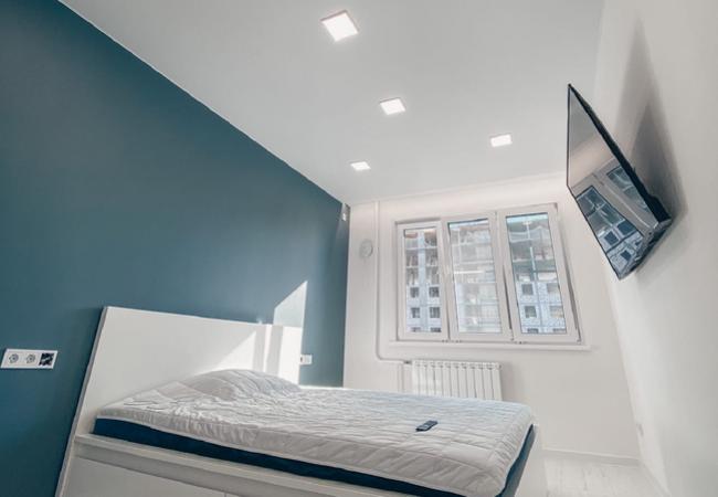 Цена и фото на Натяжной потолок со светодиодными светильниками в спальной в Бресте