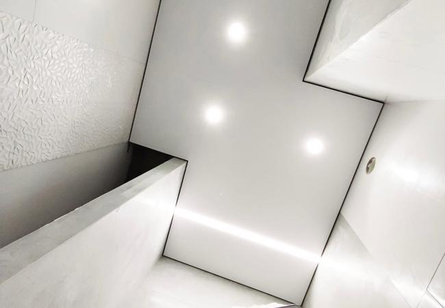 Парящий потолок со световыми линиями для санузла в Гомеле 