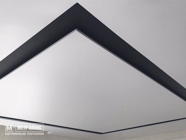 Контрастная стильная черная ниша на белом матовом потолке