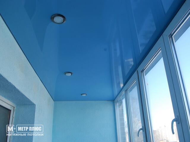 Синий глянцевый лаковый потолок на балконе