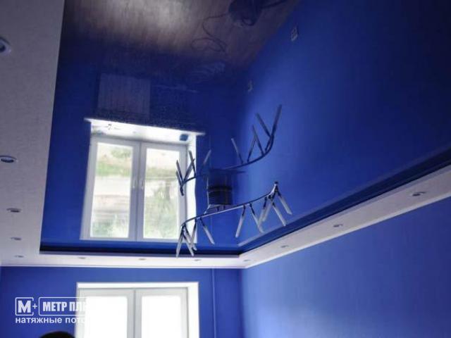 насыщенный синий лаковый потолок