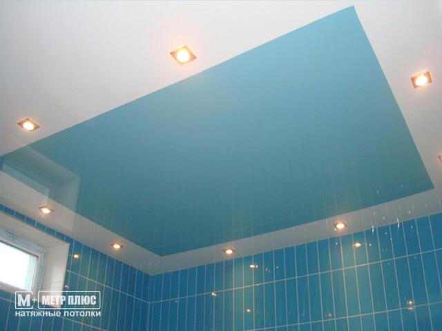Голубой потолок подобран цвет под плитку в ванной