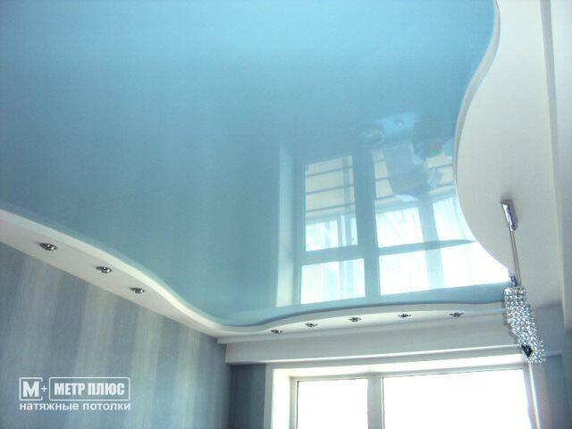 Бирюзовый глянцевый потолок в комнате 16.5 кв м