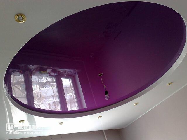 фиолетовый в интерьере на потолке