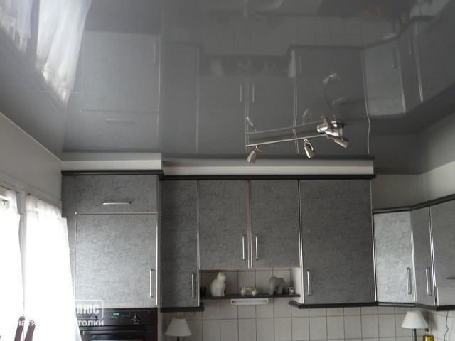 глубокий серый антрацитовый потолок под мебель в кухне