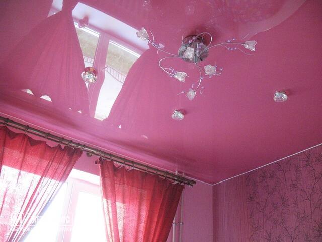 глянцевый нежный розовый потолок в детской комнате