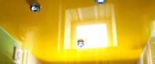 яркий солнечный желтый потолок с точечными светильниками фото