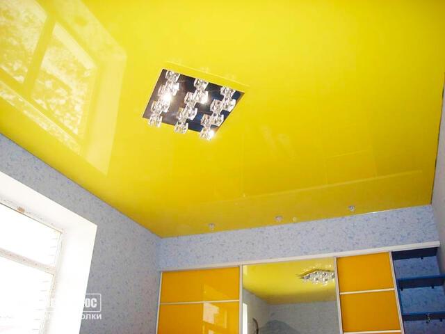 яркий кислотный желтый потолок с люстрой