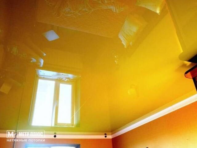 теплый желтый потолок в детскую спальню без точечных светильников