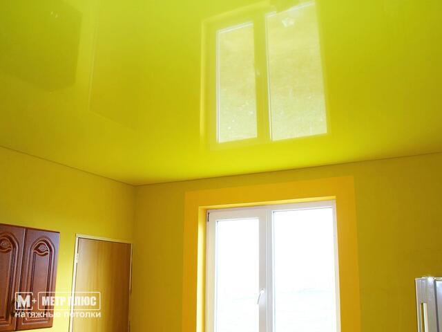 кислотный яркий желтый потолок