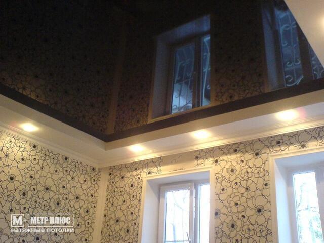 темный благородный коричневый оттенок кофе на потолке в спальне