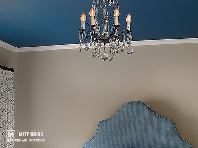 бархатный синий потолок для классического интерьера в спальню