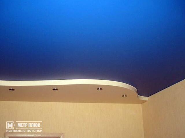 Синий двухуровневый потолок