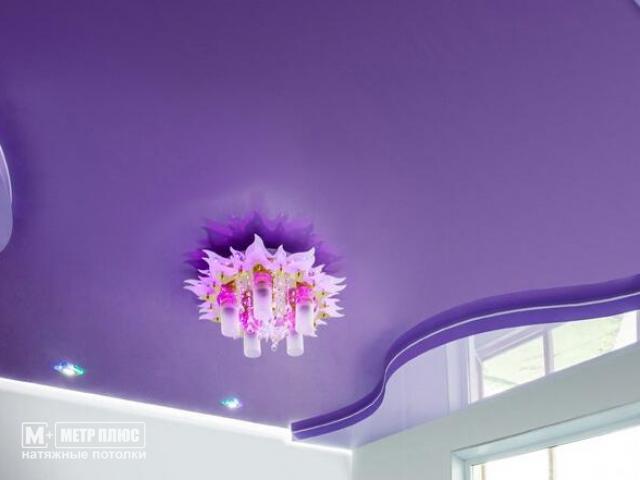 Фиолетовый двухуровневый потолок
