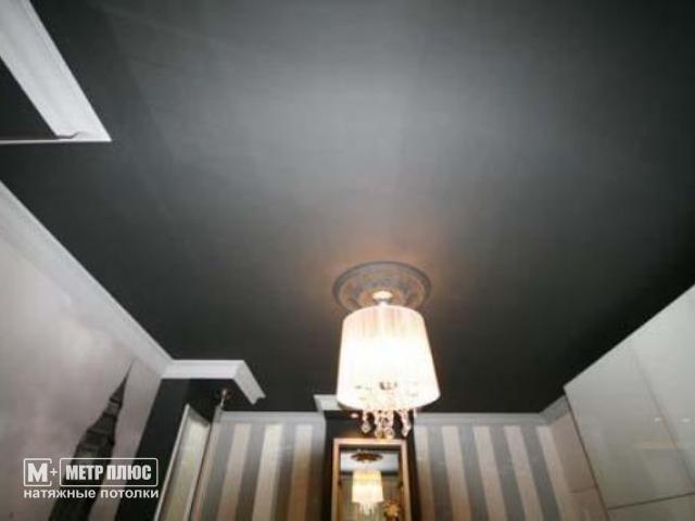 темно серый натяжной потолок в интерьере