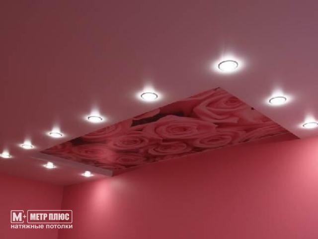 нежный матовый потолок розового цвета для спальни
