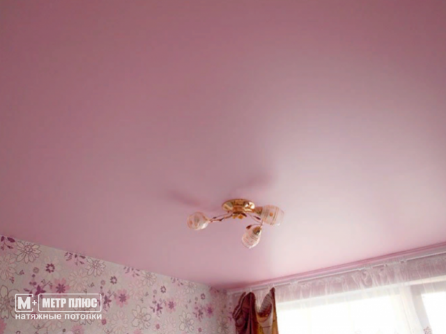 приятный оттенок розового в комнате