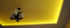 яркий желтый парящий потолок в интрерьере фото