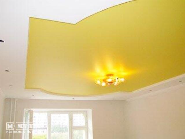 Двухуровневый желтый потолок с люстрой