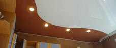 теплый коричневый потолок с яркими точками фото