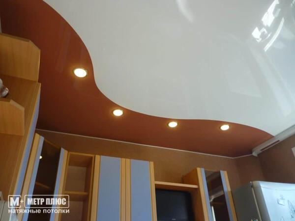 теплый коричневый потолок с яркими точками