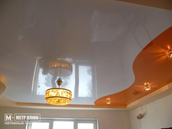 яркий позитивный оранжевый потолок волной