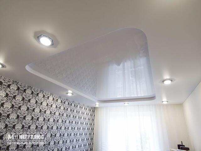 нейтральный ненавязчивый дизайн двухуровневого потолка в спальне