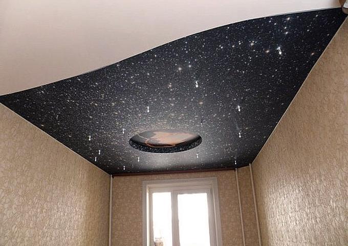 Фото Фактурный двухцветный потолок