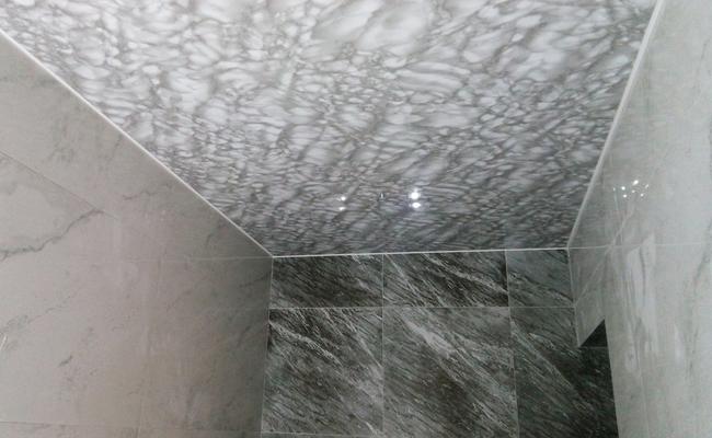 Фактурный потолок ванная