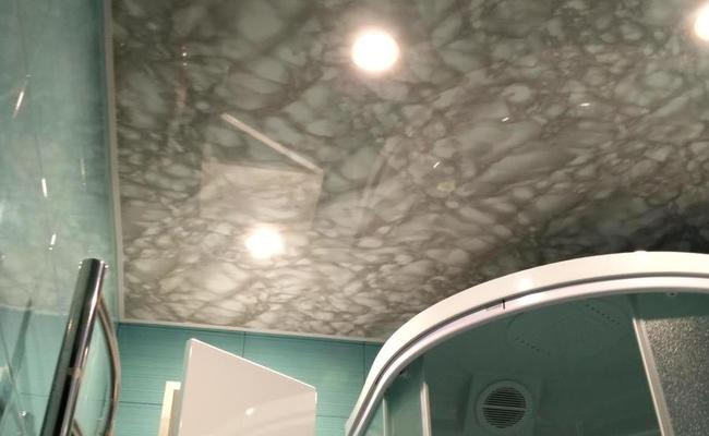Натяжной потолок в ванне