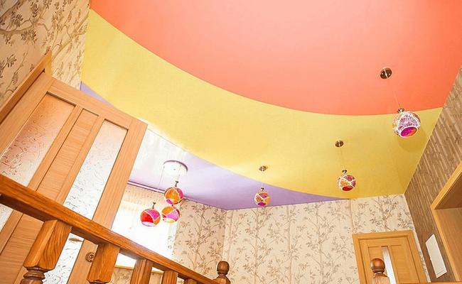Яркий комбинированный потолок в детской