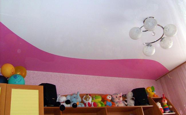 Комбинированный потолок розовый глянцевый