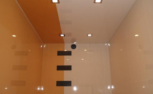 Комбинированный потолок в ванне