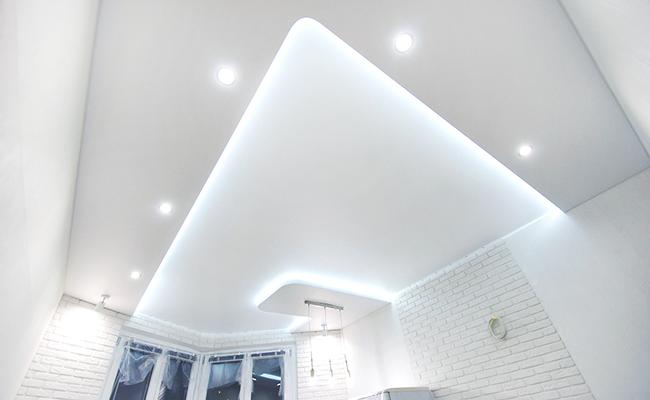 Двухуровневый потолок с подсветкой для кухни