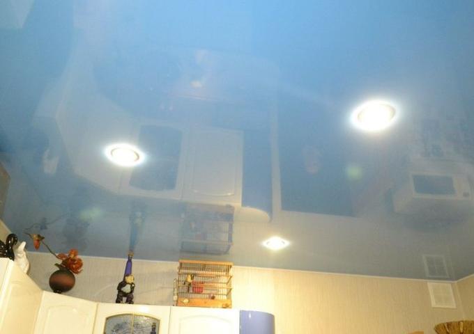 Картинка Голубой потолок на кухню глянцевый
