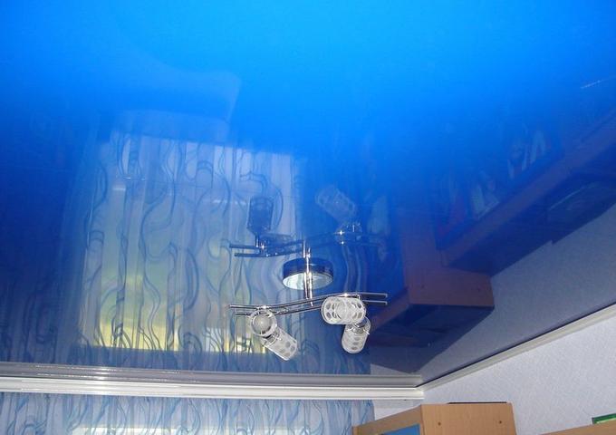 Картинка Натяжной потолок гостинная глянцевый