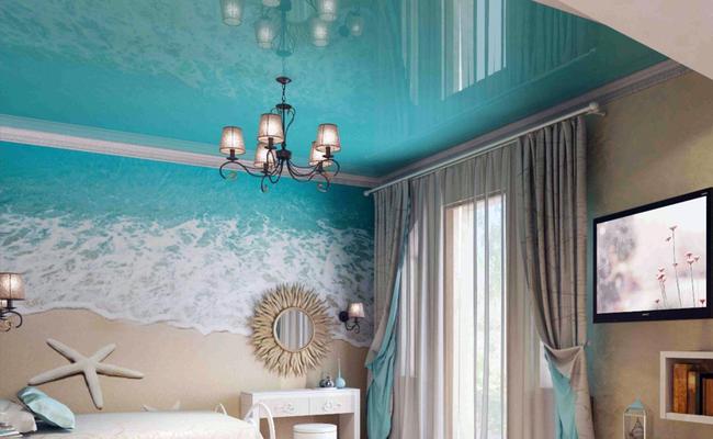 Потолок глянцевый голубой в спальнню