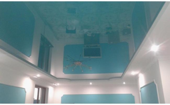 Глянцевый потолок голубой в коридор