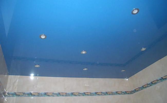 Глянцевый потолок голубой в ванну
