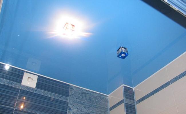 Глянцевый потолок в ванную комнату