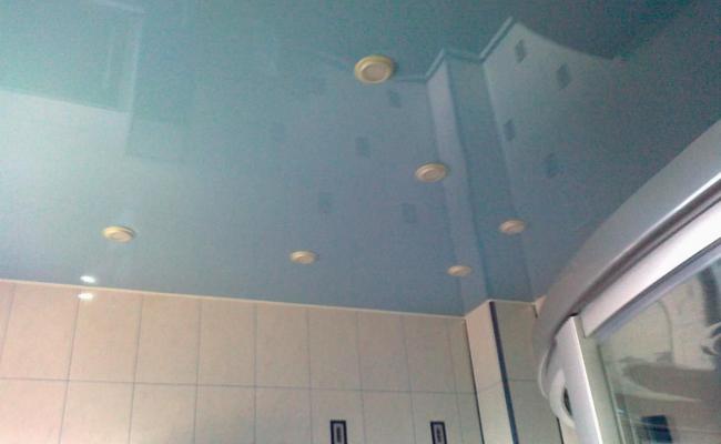 Глянцевый потолок голубой ванна
