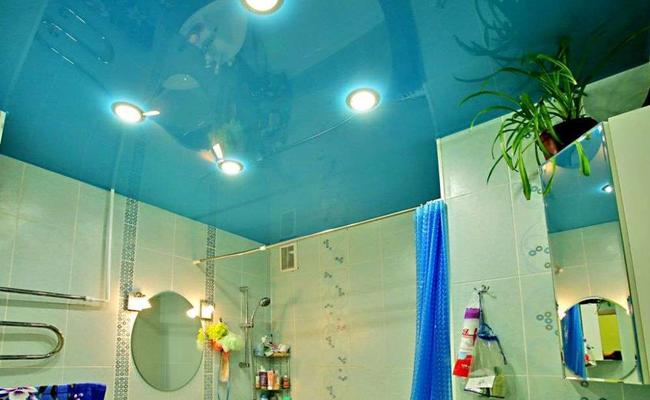 Глянцевый потолок голубой в ванную комнату